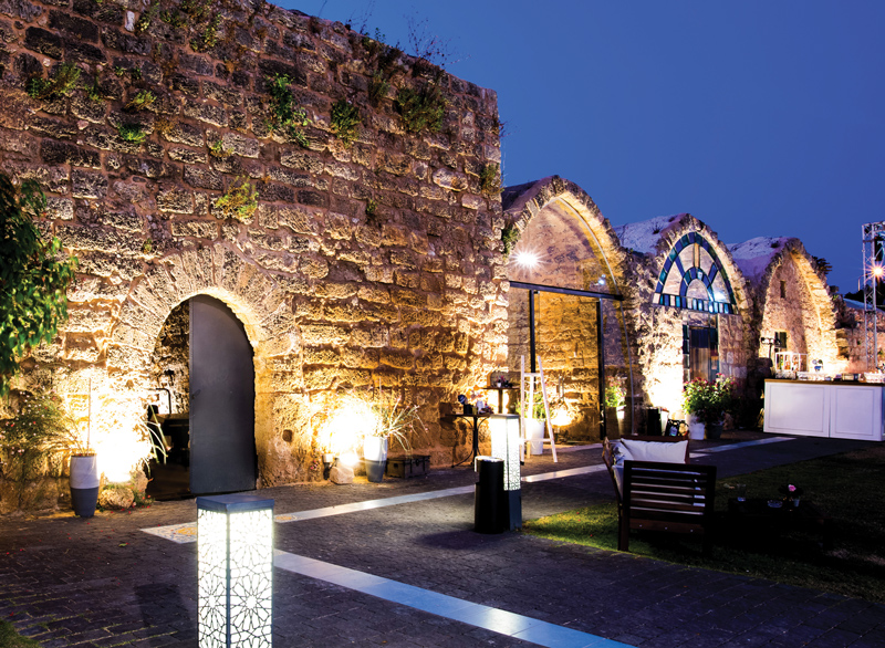 המבנה העתיק מואר בלילה