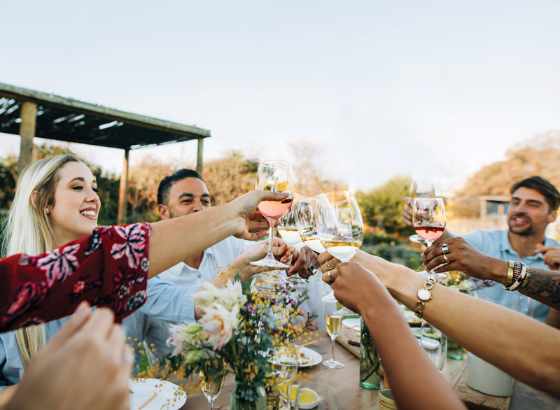 מרימים לחיים בשולחן ארוחה יוקרתית