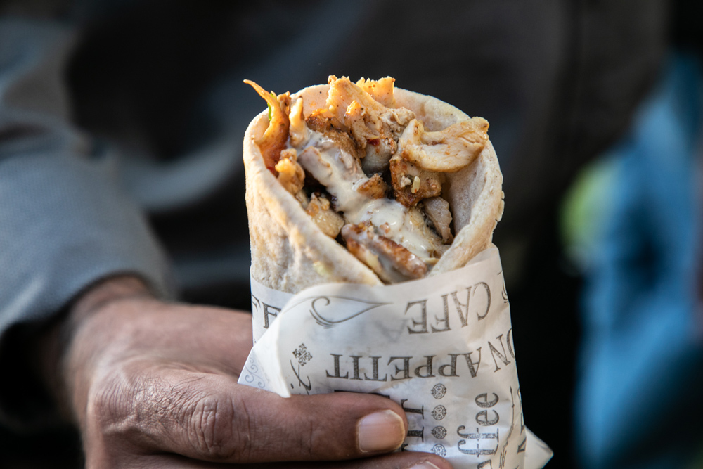 מנת שווארמה בעמדת המסיבה מרינדה קייטרינג